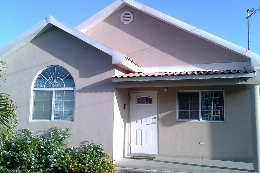 Comfortable Strategic Lodging Quarters Spanish Town Exterior photo