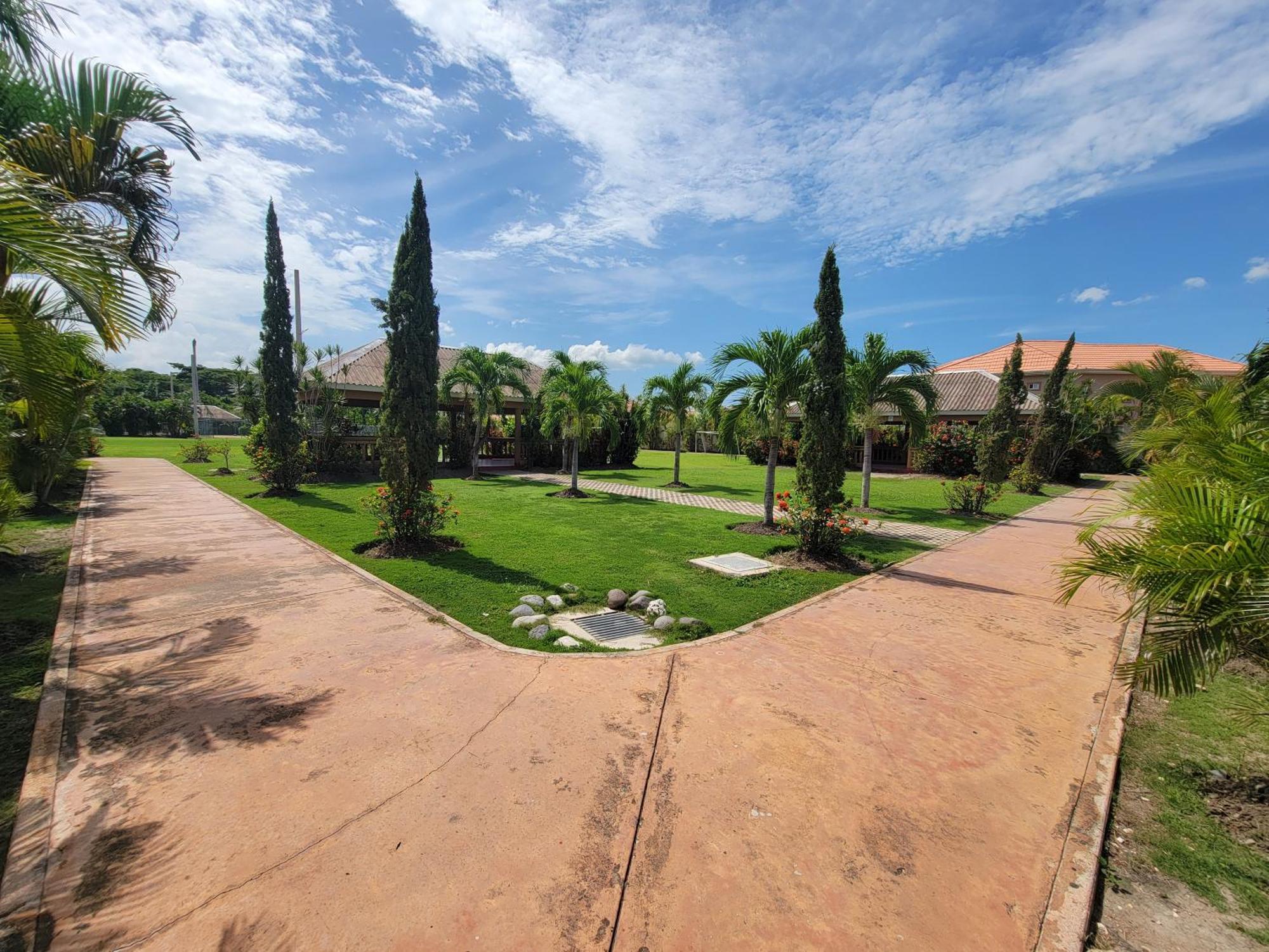 Comfortable Strategic Lodging Quarters Spanish Town Exterior photo