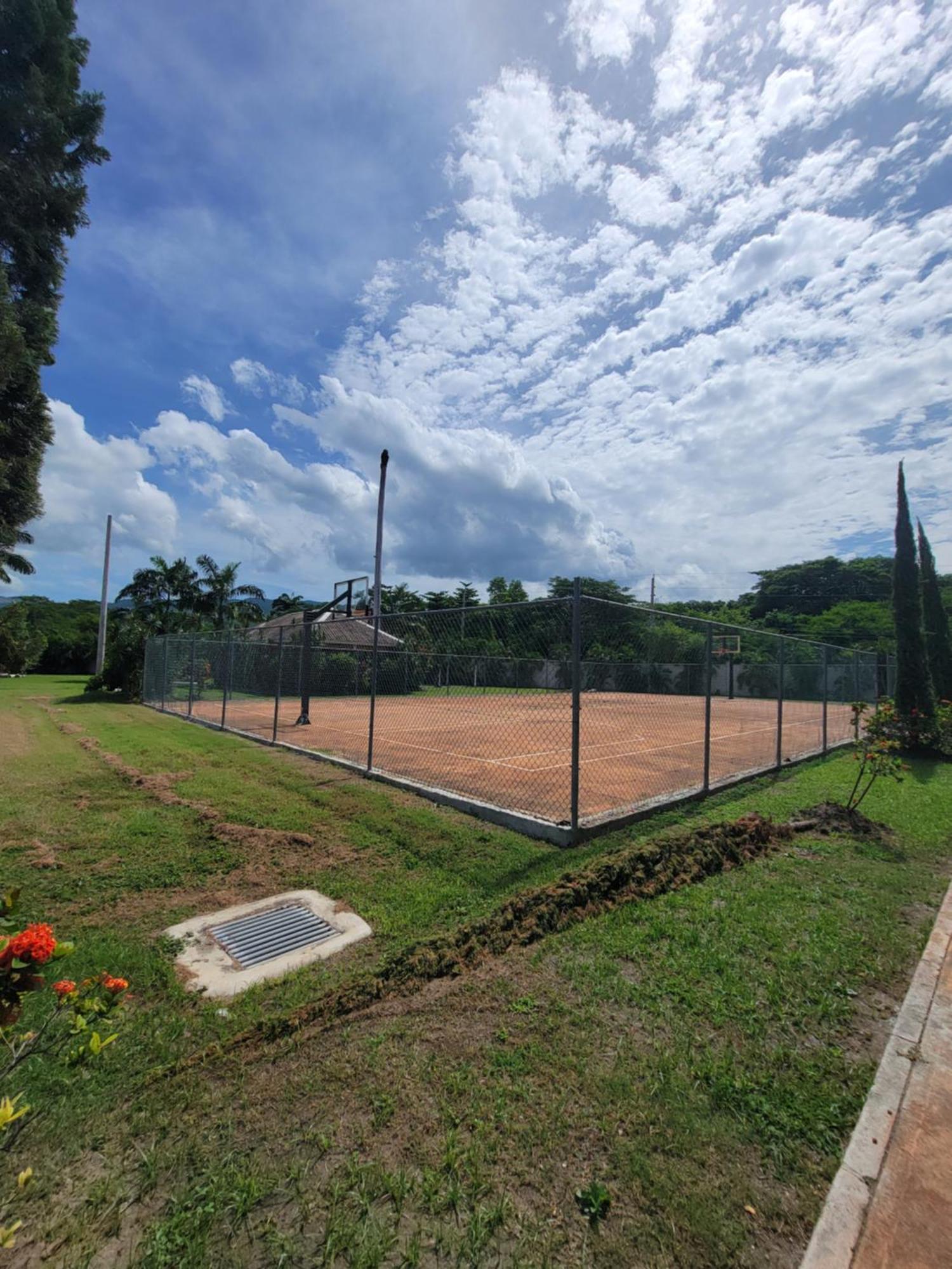 Comfortable Strategic Lodging Quarters Spanish Town Exterior photo